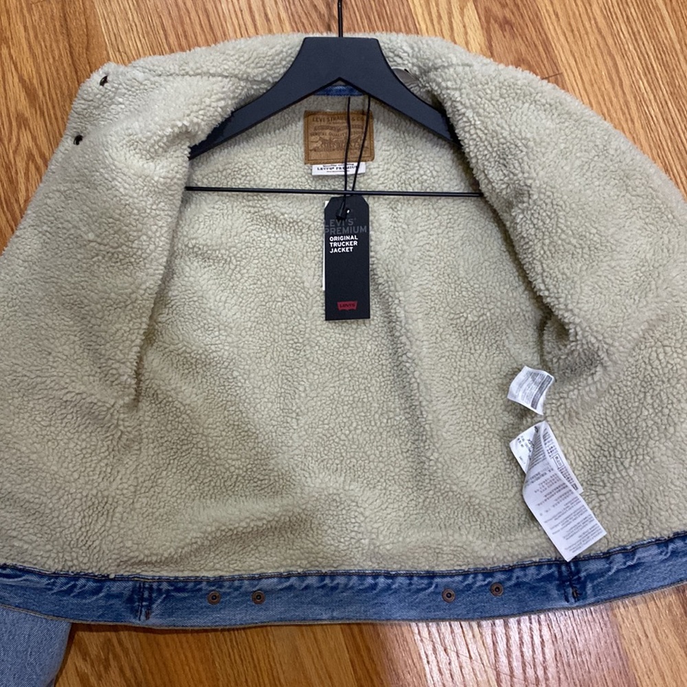 New with Tag Levi’s Trucker Jean Jacket with Faux Fur Sherpa lining - Picture 2 of 6
